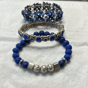 Stretch bracelets. Blues and silver tones bracelet
